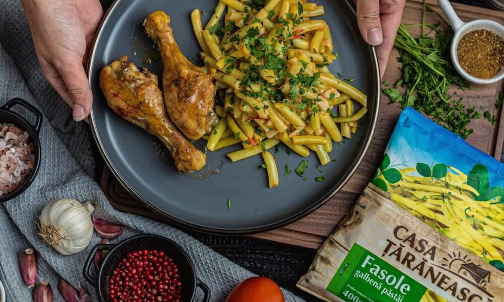 Yellow beans with tomatoes, garlic and chicken drumsticks