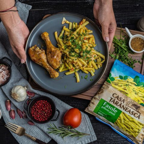 Yellow beans with tomatoes, garlic and chicken drumsticks