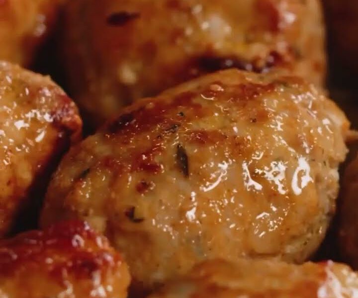 Meatballs with fine green peas in creamy sauce