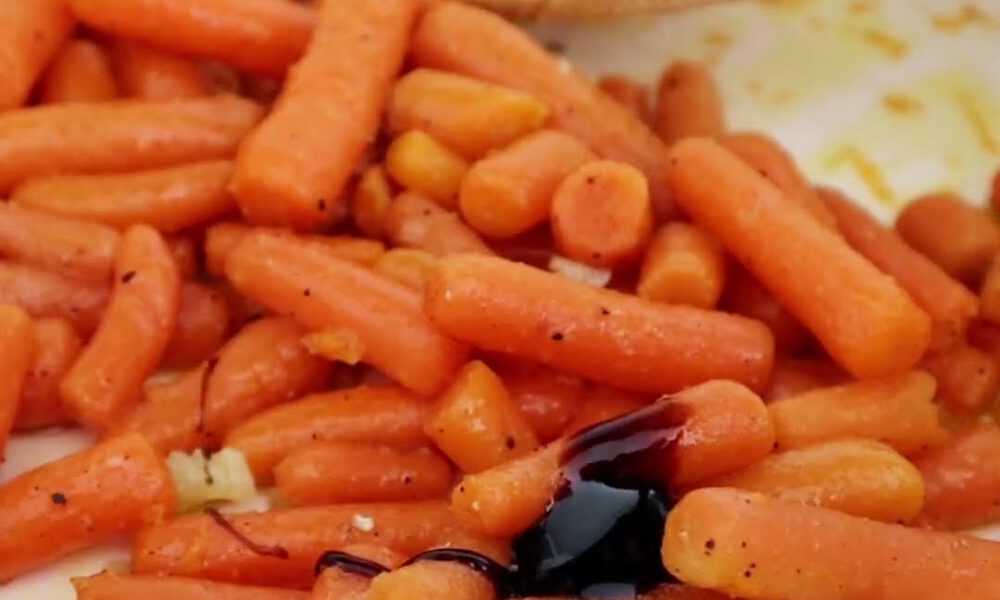 Caramelised baby carrots with hummus