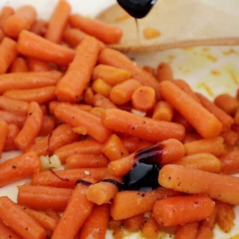 Caramelised baby carrots with hummus